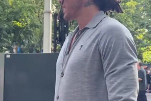 来者可是吕布呼？强壮的阿隆·戈登现身时装周