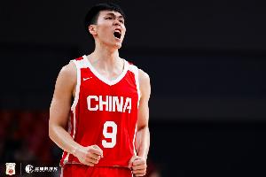 替补表现亮眼！庞峥麟半场1投中3贡献5分3篮板 精彩完成2+1反超