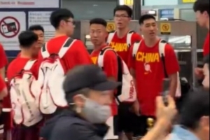 媒体人爆料：中国男篮在机场邂逅赵雅芝，其粉丝团为之轰动