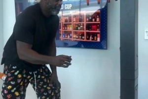 哪个美女在笑？54岁奥尼尔测试反应力：只抓到一根棍自己也乐了