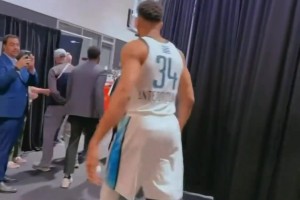 今年全明星周末记者说的话成真了：字母明年在迈阿密见到你！