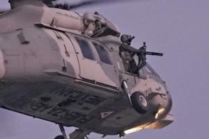 突尼斯与日本比赛前夕 墨西哥空军直升机于体育场上方盘旋 持枪士兵在场