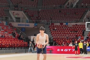 中国男篮与日本男篮即将展开激烈对决!杨瀚森赛前热身中