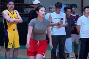 爱打篮球的女生从来都是用球技吸引观众的目光