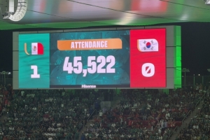 球迷见证主队提前晋级,45522人现场助威墨西哥1-0击败韩国