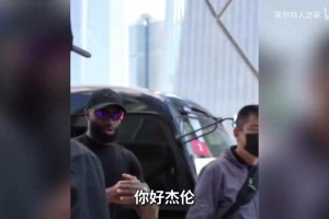 自费中国行！杰伦布朗接受于嘉采访：我是联盟里最会踢球的！