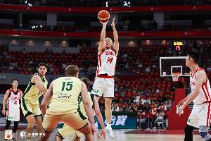 李弘权三分球2投1中，罚球4投3中，总计6分3篮板