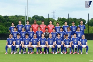 日本队训练后合影留念，南野拓实与久保建英共着8号球衣入镜