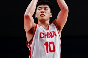 王俊杰继续担任高效大前锋 有机会便发起进攻 抗击力出色