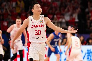 杨鸣指出:中国队在挡拆后的投篮杀伤力不足,而日本队通过连续突破逐渐找到了比赛的节奏