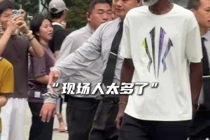 “欧爸中国行疯狂签名，蹲不到欧文蹲到了欧爸”