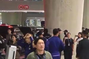 遭球迷狂骂！韩国队在机场遭遇愤怒呼喊：**种洪明甫！年薪还回来！