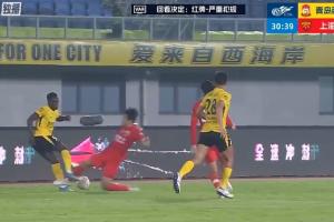 第29秒，张源亮踩到阿齐兹脚，VAR介入后黄牌变红牌