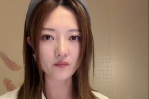 难以置信!球馆员工在女生投篮时设置障碍致其脚踝韧带断裂