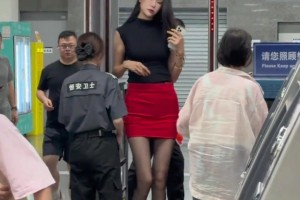 两米的“许诺”黑丝红裙坐地铁，和路人的身高差太有画面感了