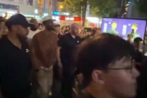 接地气！欧文成都街头漫步 与球迷热情互动