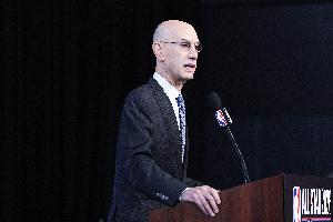 萧华谈假摔:确实存在犯规行为,球员只是反应过激,对抗一直被允许更多