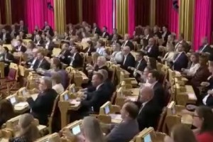 别样应援！挪威议会大厅上演划船动作助威国家队！