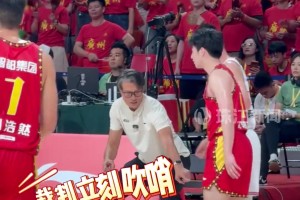 粤BA名场面！季乐指出踩线并点赞裁判，陈桂林笑脸回应队友冷静！