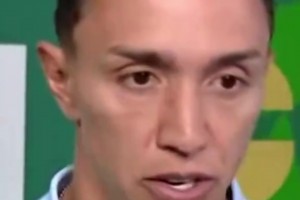 葬送全队！穆斯莱拉:从未如此痛苦，向队友及乌拉圭民众道歉