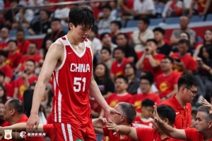 杨瀚森半场仅4中1！媒体观点：不必每球都追着他，否则自己反而打不好