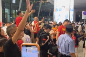 中国男篮训练队今夜抵达沈阳，机场迎来球迷热情欢迎