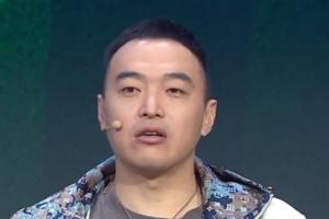 冯潇霆表示：C罗这个年纪状态波动属正常，他仍是足球金字塔尖的球星