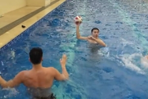 端午佳节巧逢世界杯，广东男篮训练休憩时泳池中踢起水上足球